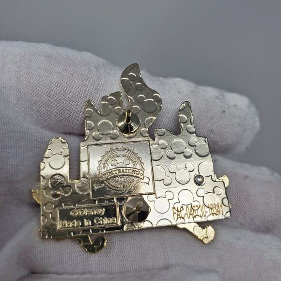 Disney Zootopia Enamel Pin - Nick and Judy Running NIP - Picture 5 of 7